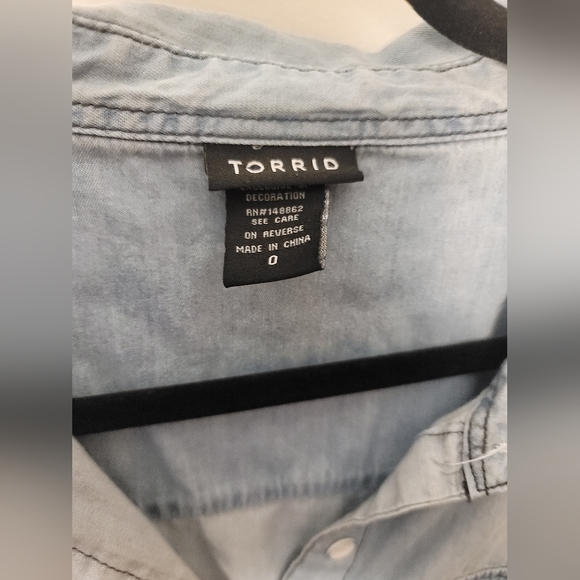 Torrid size 0 Taylor Medium Wash Denim Button-Down Shirt - Picture 4 of 4
